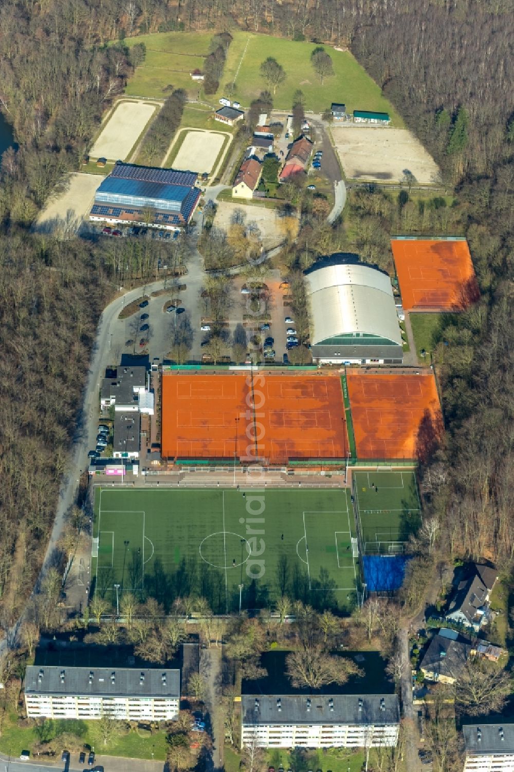 Dinslaken from the bird's eye view: Ensemble of sports grounds on Dorfstrasse in Dinslaken in the state North Rhine-Westphalia, Germany