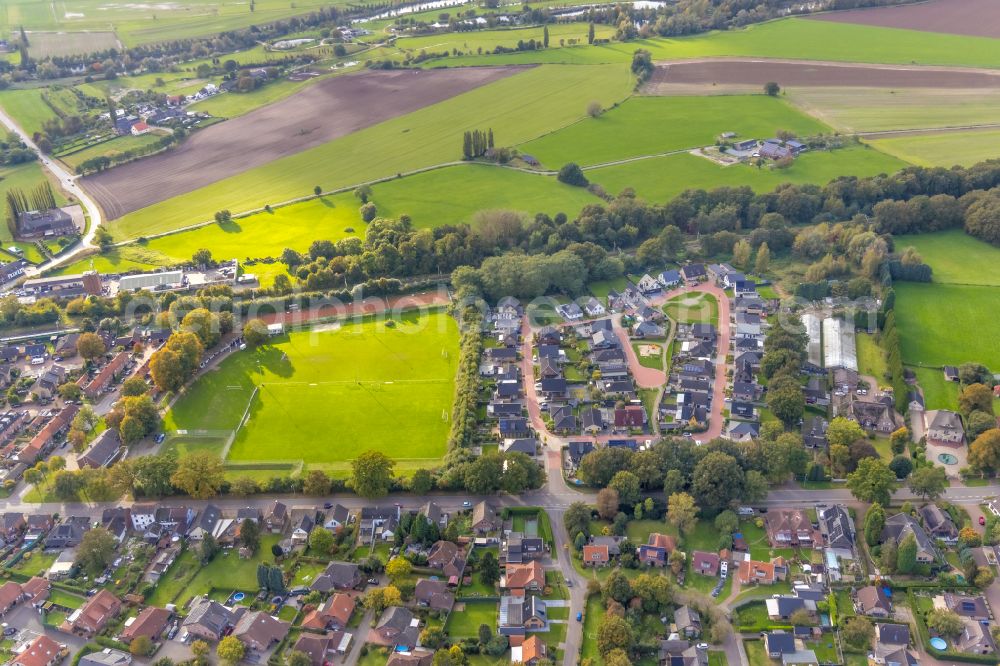 Aerial photograph Elten - Ensemble of sports grounds along the Zevenaarer Strasse in Elten in the state North Rhine-Westphalia, Germany