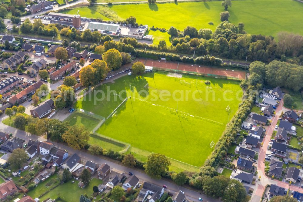 Elten from above - Ensemble of sports grounds along the Zevenaarer Strasse in Elten in the state North Rhine-Westphalia, Germany