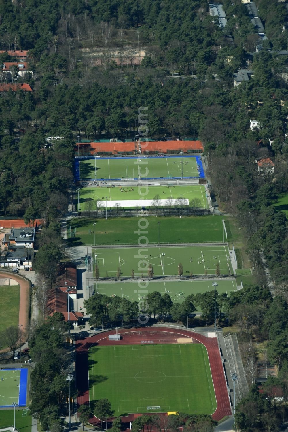 Aerial photograph Berlin - Ensemble of sports grounds Ernst-Reuter-Sportfeld of Zehlendorfer Turn- und Sportverein 1888 e.V. and Fussball-Club Hertha 03 Zehlendorf e. V. in Berlin in Germany