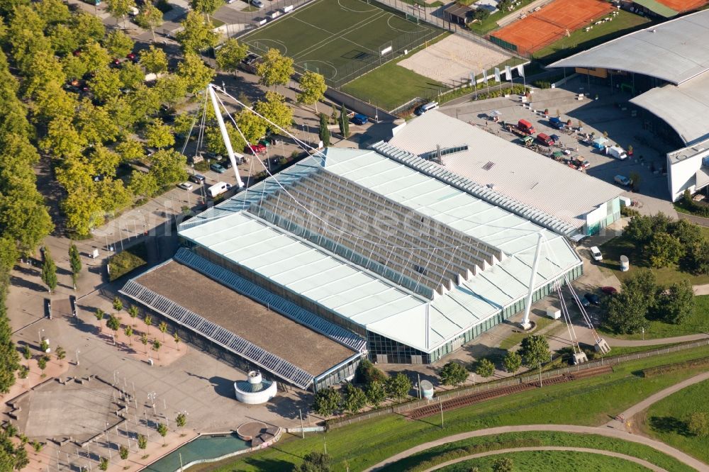 Aerial photograph Karlsruhe - Ensemble of sports grounds on Europabad and on Europahalle Karlsruhe in the district Suedweststadt in Karlsruhe in the state Baden-Wuerttemberg, Germany