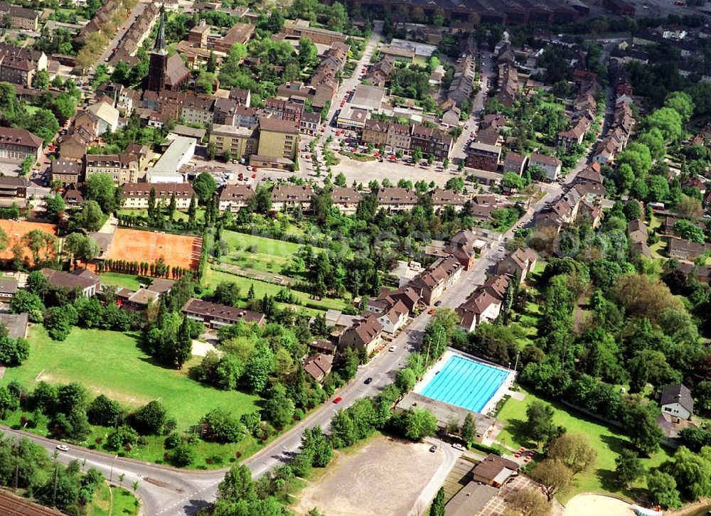 Duisburg from the bird's eye view: Ensemble of sports grounds on Bachstrasse in Duisburg in the state North Rhine-Westphalia