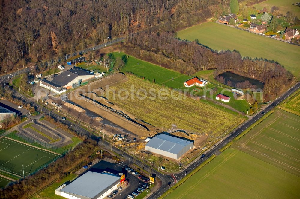 Aerial photograph Hamm - Ensemble of sports grounds for soccer and tennis at the edge of a forest area in Hamm in the state North Rhine-Westphalia