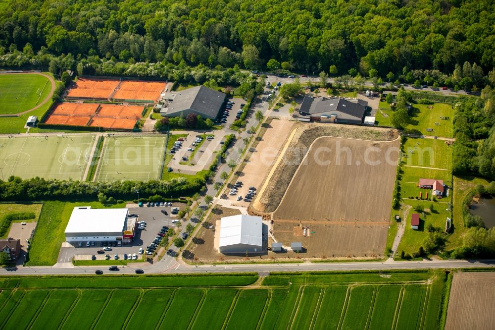 Aerial image Hamm - Ensemble of sports grounds with football fields, tennis courts, von-Thuenen-Hall and building lot for archery site at Hubert-Westermeier-street in Hamm in the state North Rhine-Westphalia