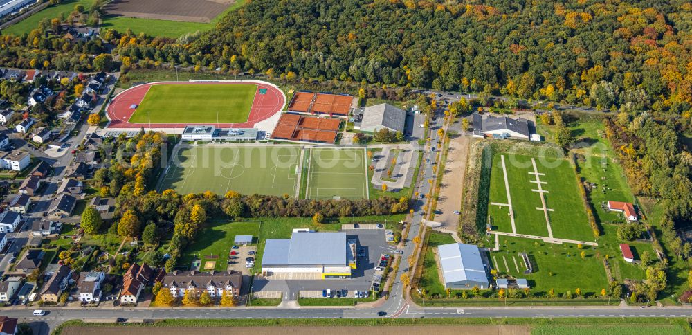 Aerial photograph Hamm - Ensemble of sports grounds with football fields, tennis courts, von-Thuenen-Hall and building lot for archery site at Hubert-Westermeier-street in Hamm in the state North Rhine-Westphalia