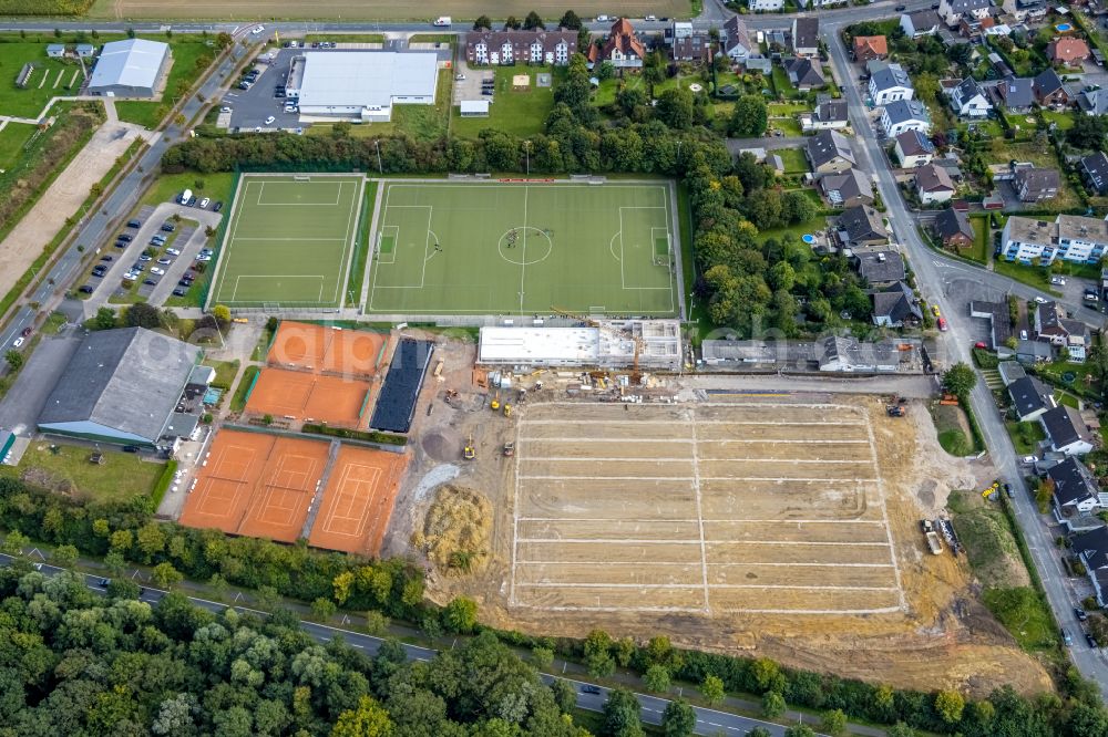 Aerial photograph Hamm - Ensemble of sports grounds with football fields, tennis courts, von-Thuenen-Hall and building lot for archery site at Hubert-Westermeier-street in Hamm in the state North Rhine-Westphalia