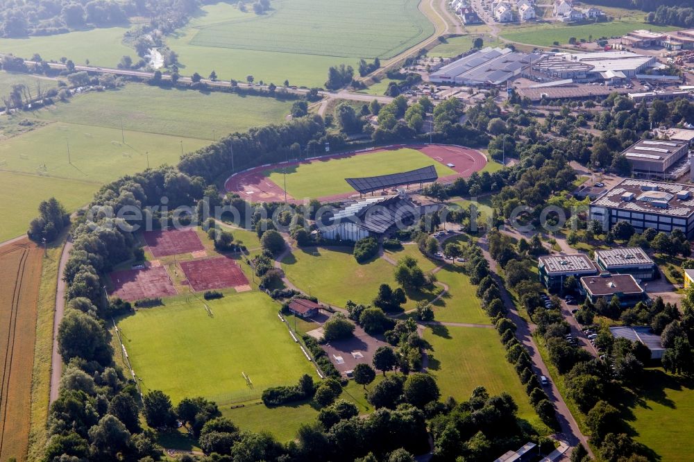 Aerial photograph Donauwörth - Ensemble of sports grounds of Hans-Leipelt-Schule and Ludwig-Boelkow-Schule, Staatliche Berufsschule Donauwoerth, Technikerschule in Donauwoerth in the state Bavaria, Germany