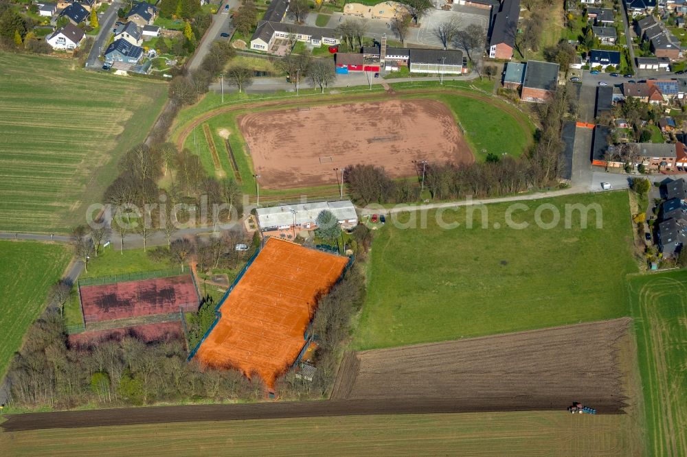 Hünxe from the bird's eye view: Ensemble of sports grounds on Heinrich-Heine-Weg in Huenxe in the state North Rhine-Westphalia, Germany