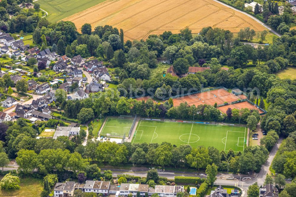 Mülheim an der Ruhr from the bird's eye view: Ensemble of sports grounds on Horbeckstrasse in the district Flughafensiedlung in Muelheim on the Ruhr in the state North Rhine-Westphalia, Germany