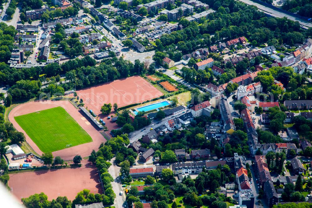 Aerial image Gelsenkirchen - Ensemble of sports grounds Jahnstadion - Jahnbad on street Kanzlerstrasse in the district Hessler in Gelsenkirchen at Ruhrgebiet in the state North Rhine-Westphalia, Germany