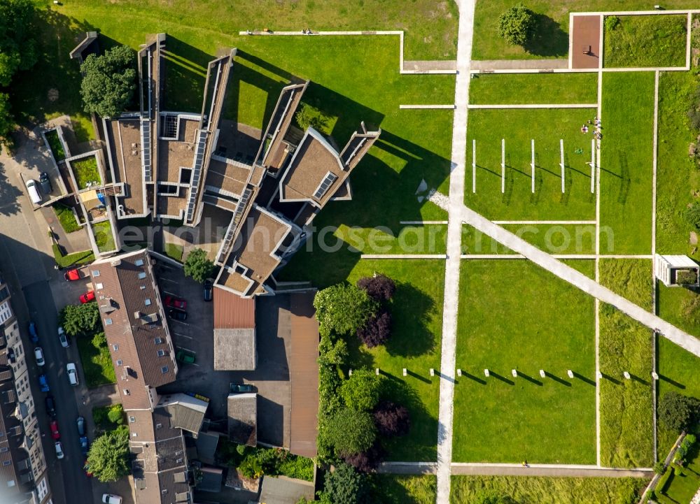 Aerial image Duisburg - Ensemble of sports grounds Juedische Gemeinde Duisburg-Muelheim-Oberhausen K.d.oe.R am Springwall in Duisburg in the state North Rhine-Westphalia