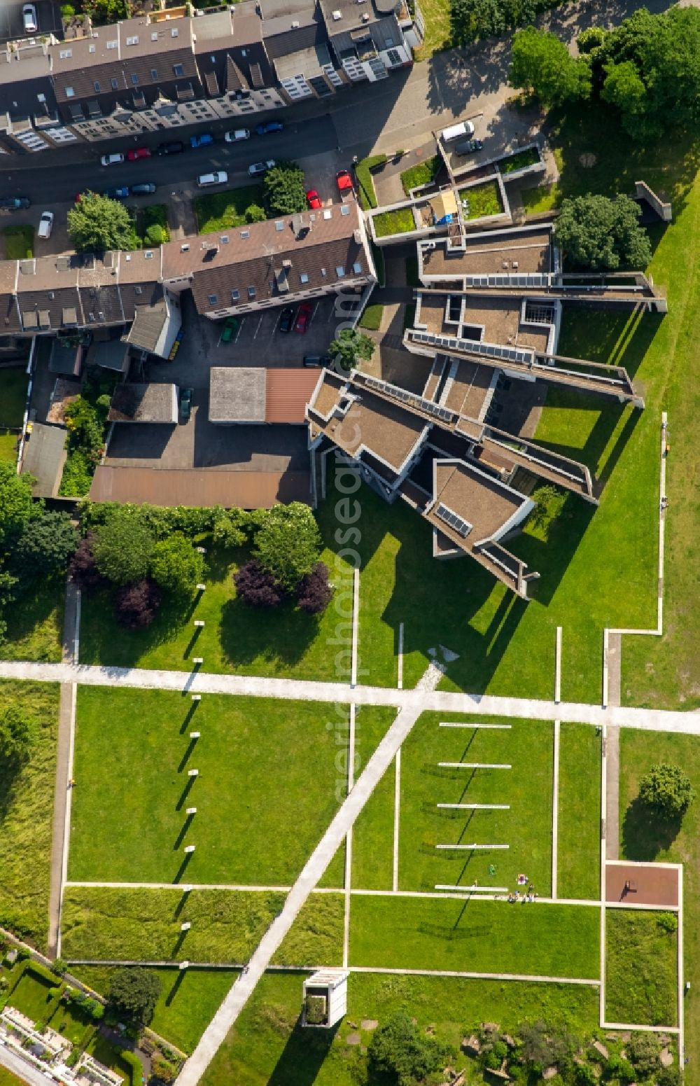 Aerial photograph Duisburg - Ensemble of sports grounds Juedische Gemeinde Duisburg-Muelheim-Oberhausen K.d.oe.R am Springwall in Duisburg in the state North Rhine-Westphalia