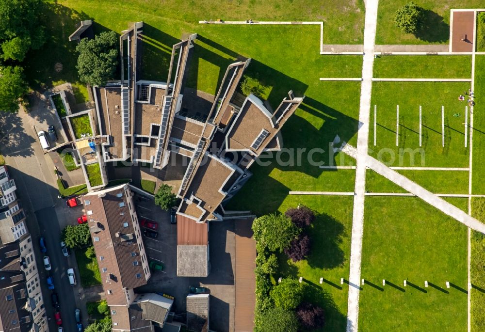 Duisburg from above - Ensemble of sports grounds Juedische Gemeinde Duisburg-Muelheim-Oberhausen K.d.oe.R am Springwall in Duisburg in the state North Rhine-Westphalia