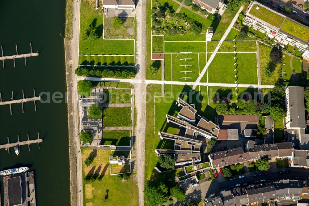 Duisburg from the bird's eye view: Ensemble of sports grounds Juedische Gemeinde Duisburg-Muelheim-Oberhausen K.d.oe.R am Springwall in Duisburg in the state North Rhine-Westphalia