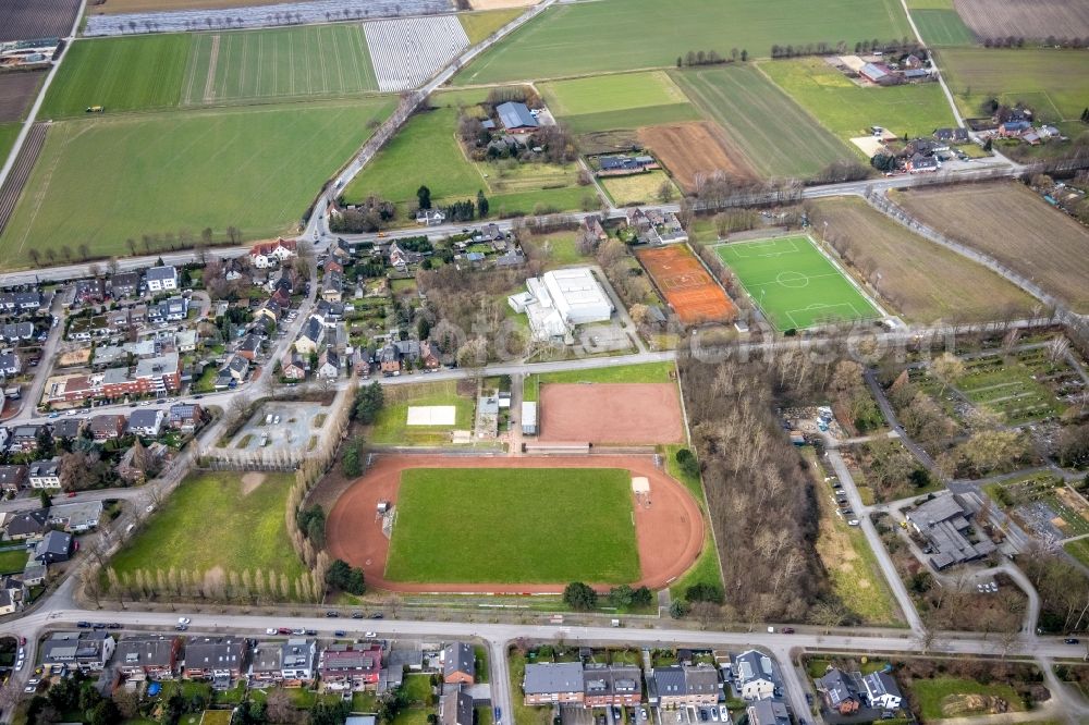 Kirchhellen from the bird's eye view: Ensemble of sports grounds on Loewenfeldstrasse in Kirchhellen in the state North Rhine-Westphalia, Germany