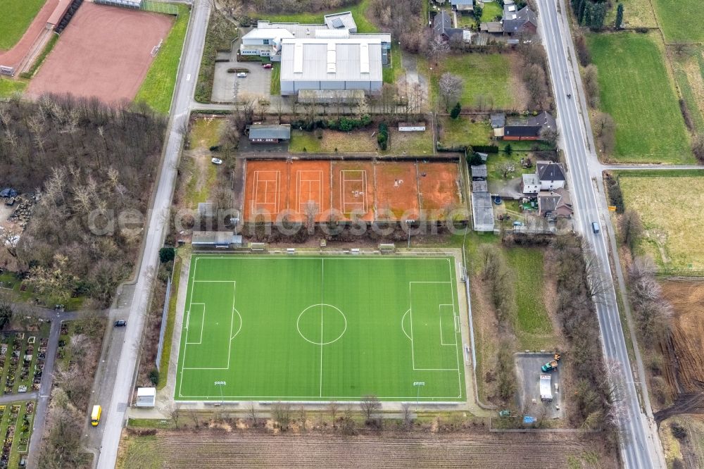 Aerial image Kirchhellen - Ensemble of sports grounds on Loewenfeldstrasse in Kirchhellen in the state North Rhine-Westphalia, Germany