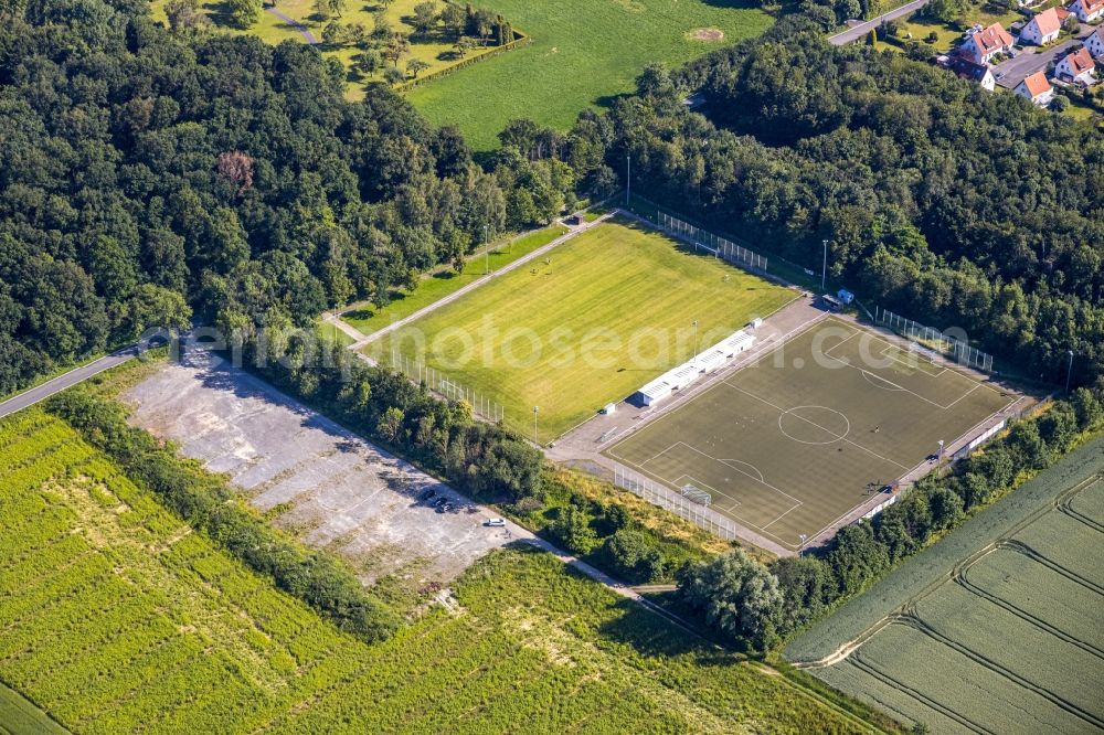 Aerial photograph Hamm - Ensemble of sports grounds An of Lohschule in Hamm in the state North Rhine-Westphalia, Germany