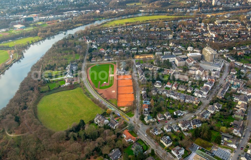 Aerial photograph Mülheim an der Ruhr - Ensemble of sports grounds at the Tennis Club of Muelheim on Kahlenberg in Muelheim on the Ruhr in the state of North Rhine-Westphalia. The facilities are located adjacent to the riverbank of the river Ruhr