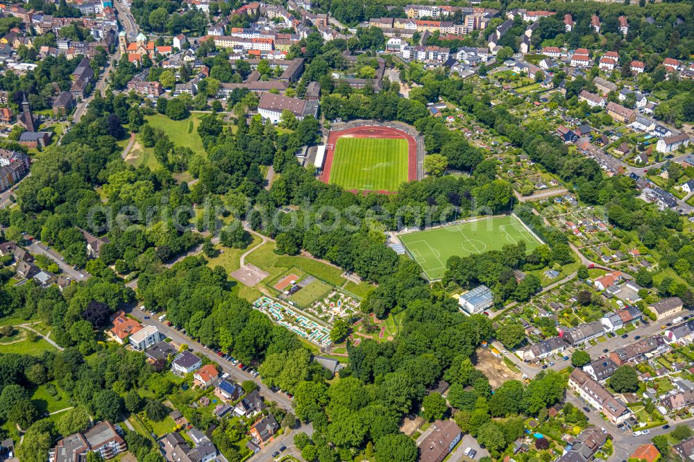 Herne from the bird's eye view: Ensemble of sports grounds with of Mondpalast-Arena on street Heisterkamp in the district Wanne-Eickel in Herne at Ruhrgebiet in the state North Rhine-Westphalia, Germany