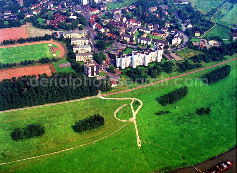 Aerial image Duisburg - Ensemble of sports grounds Neuenkamp am Wohngebiet Lilienthalstrasse in Duisburg in the state North Rhine-Westphalia