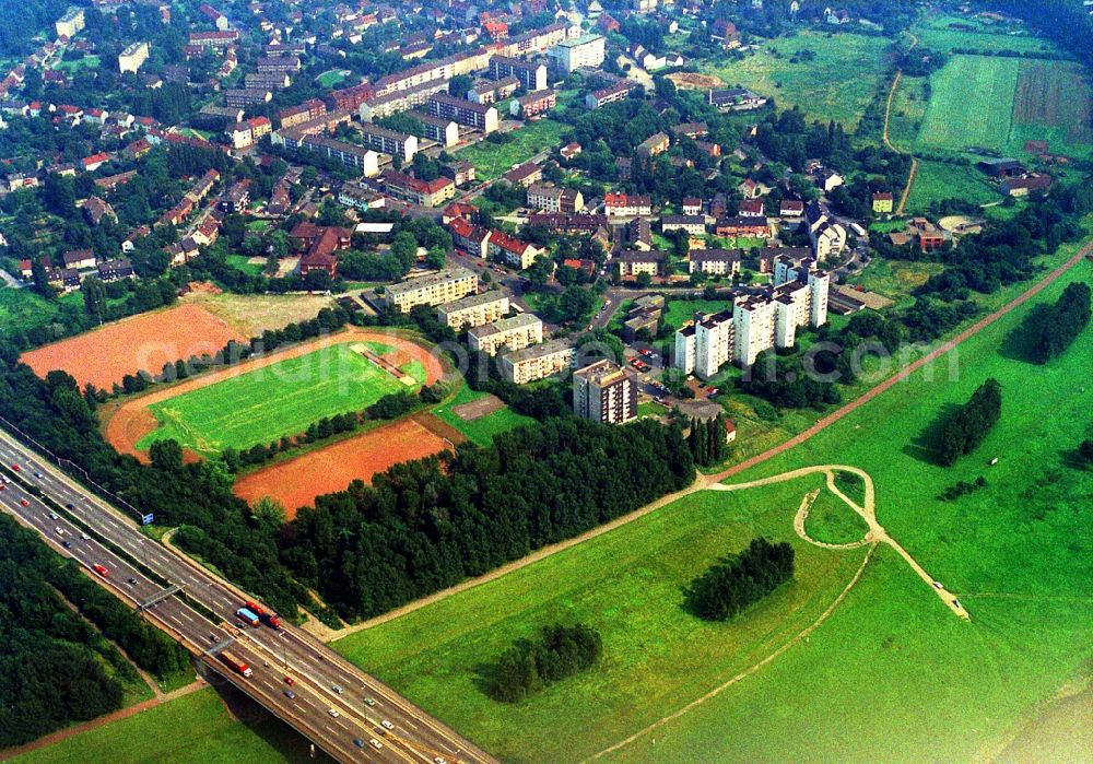 Aerial photograph Duisburg - Ensemble of sports grounds Neuenkamp am Wohngebiet Lilienthalstrasse in Duisburg in the state North Rhine-Westphalia