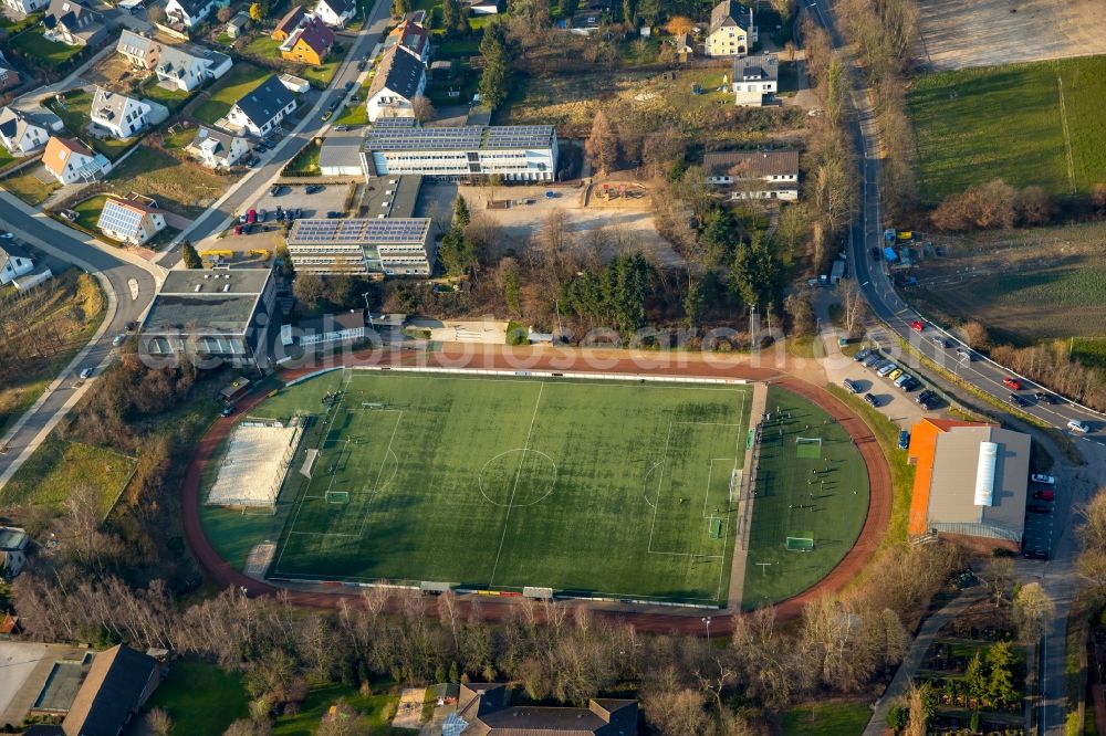 Hattingen from the bird's eye view: Ensemble of sports grounds of Nikolaus-Gross-Schule on Rueggenweg in Hattingen in the state North Rhine-Westphalia