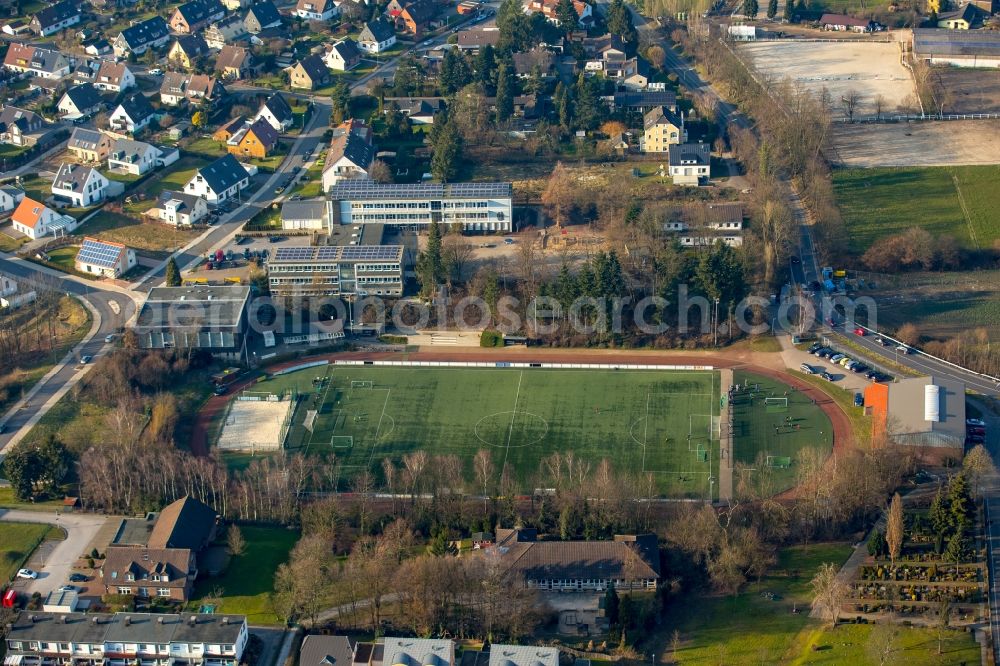 Aerial photograph Hattingen - Ensemble of sports grounds of Nikolaus-Gross-Schule on Rueggenweg in Hattingen in the state North Rhine-Westphalia