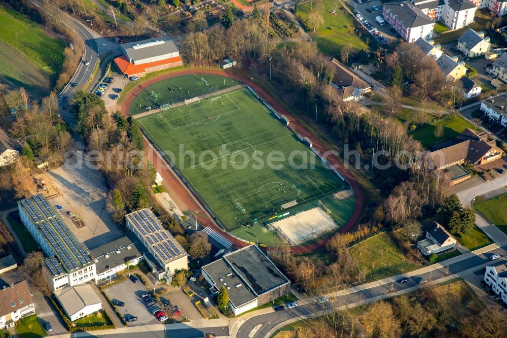 Hattingen from the bird's eye view: Ensemble of sports grounds of Nikolaus-Gross-Schule on Rueggenweg in Hattingen in the state North Rhine-Westphalia