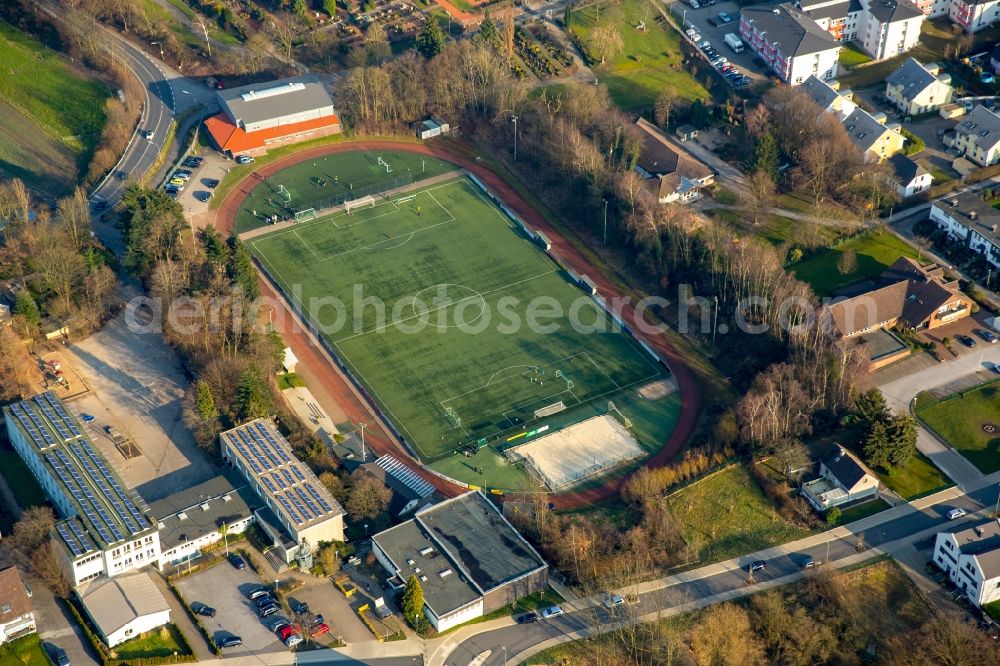 Aerial image Hattingen - Ensemble of sports grounds of Nikolaus-Gross-Schule on Rueggenweg in Hattingen in the state North Rhine-Westphalia