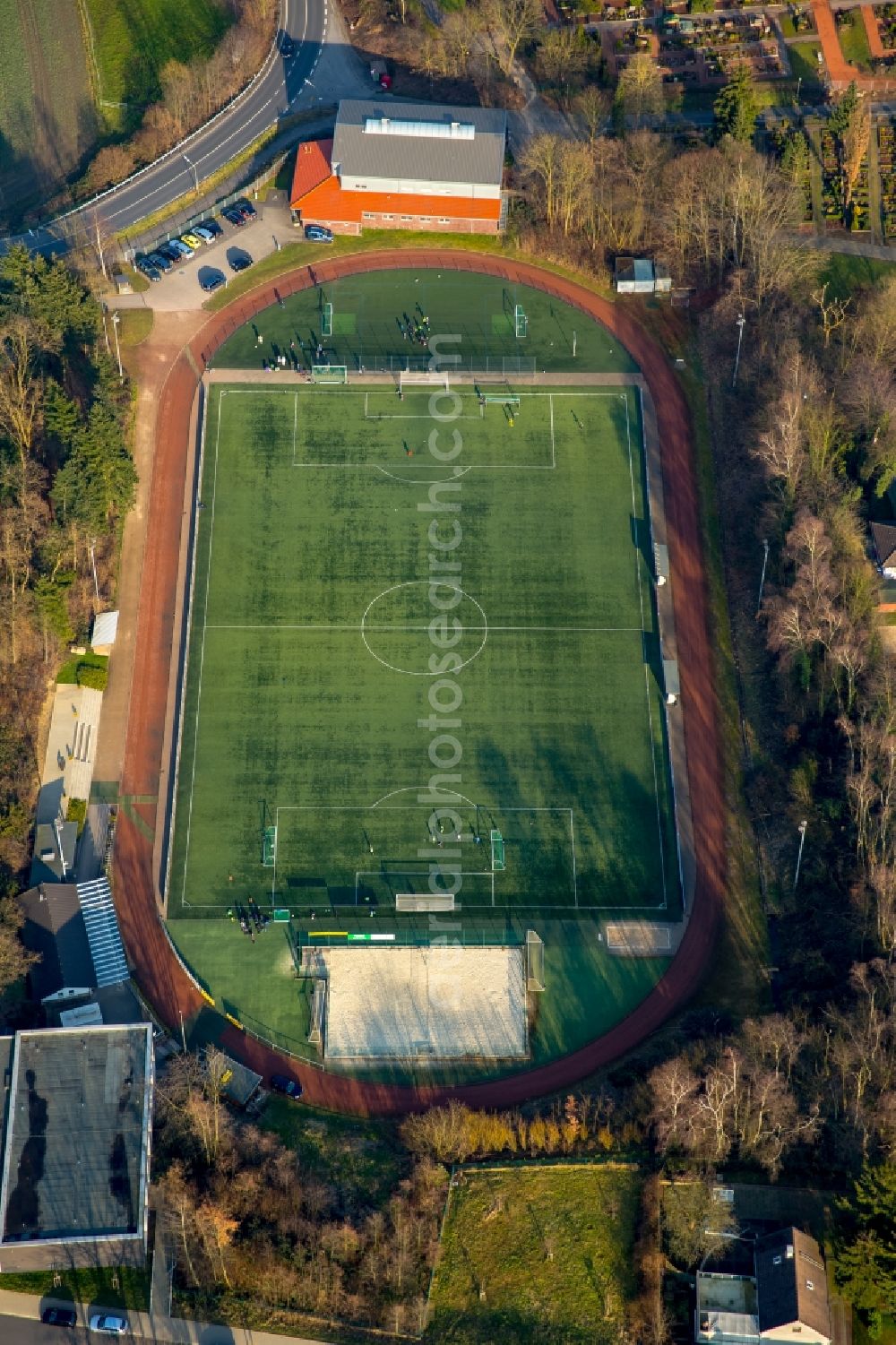 Aerial photograph Hattingen - Ensemble of sports grounds of Nikolaus-Gross-Schule on Rueggenweg in Hattingen in the state North Rhine-Westphalia