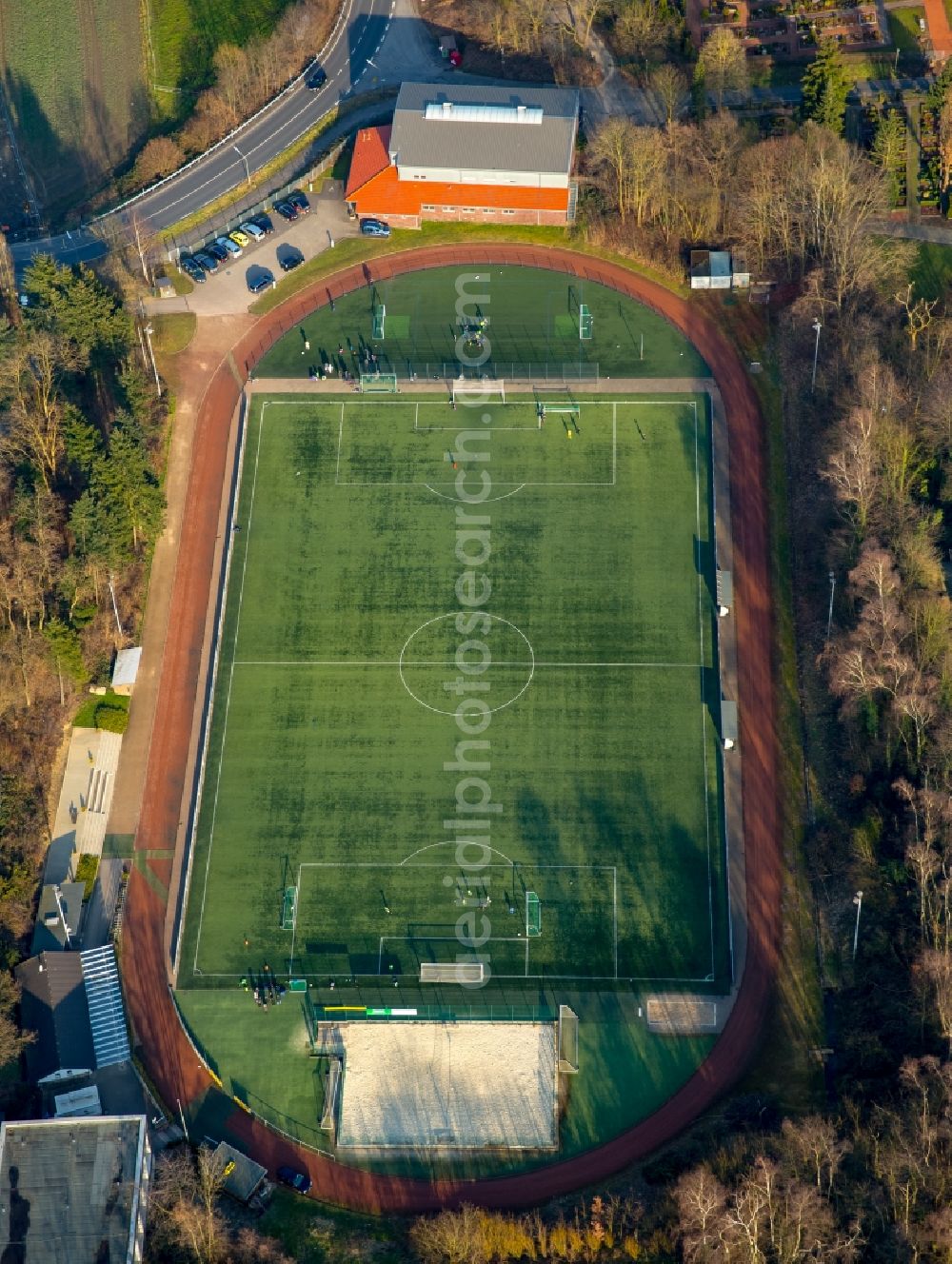 Hattingen from above - Ensemble of sports grounds of Nikolaus-Gross-Schule on Rueggenweg in Hattingen in the state North Rhine-Westphalia