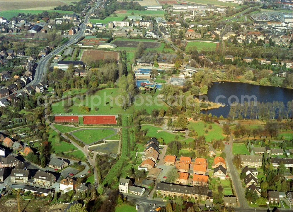 Kamp-Lintfort from the bird's eye view: Ensemble of sports grounds in Pappelsee- Park in Kamp-Lintfort in the state North Rhine-Westphalia