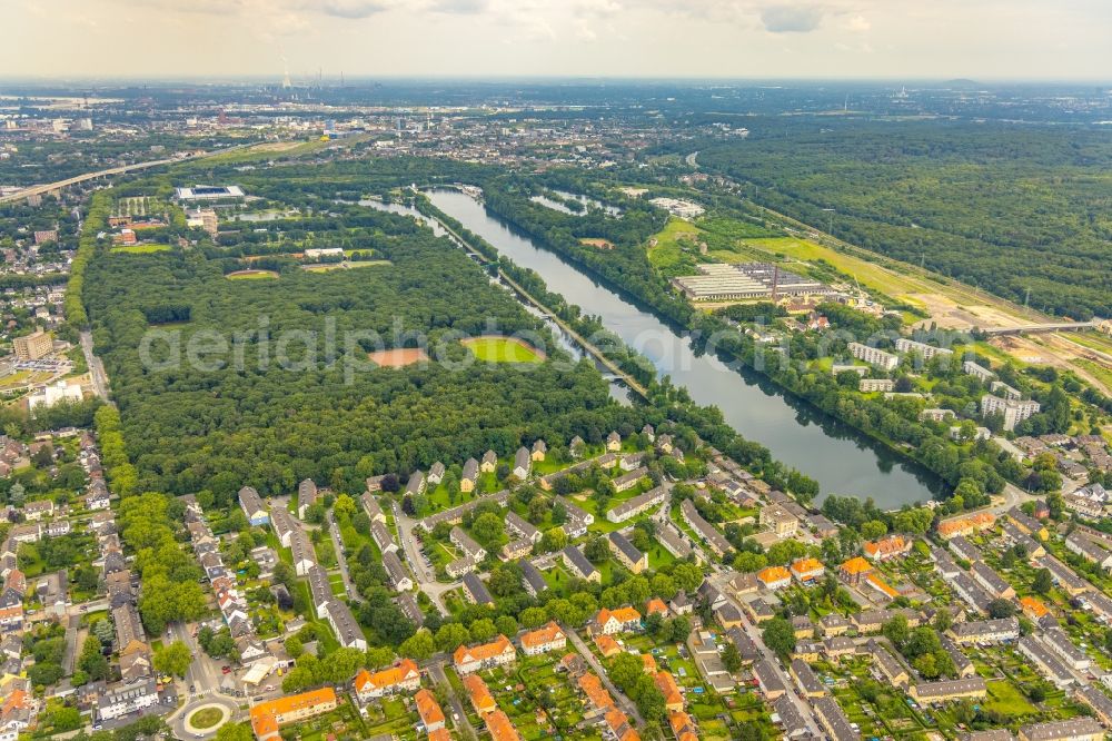 Aerial photograph Duisburg - Ensemble of sports grounds and parks of the Sportpark Duisburg next to the regatta course in the district Neudorf-Sued in Duisburg at Ruhrgebiet in the state North Rhine-Westphalia, Germany