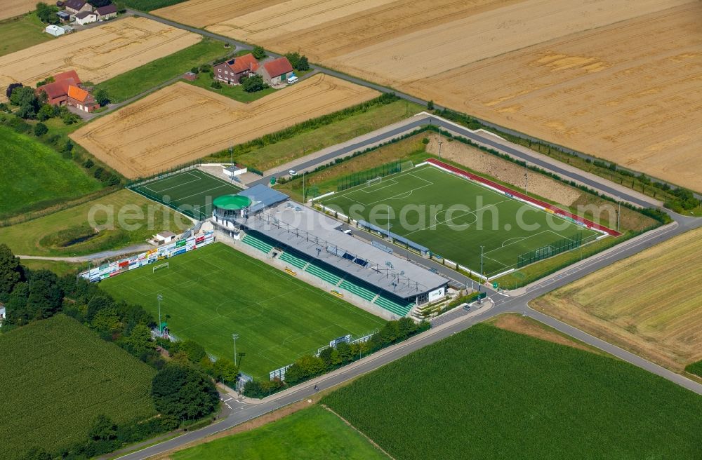 Aerial photograph Rödinghausen - Ensemble of sports grounds of the stadium Haecker Wiehenstadion of the sports club SV Roedinghausen e.V. in Roedinghausen in the state North Rhine-Westphalia