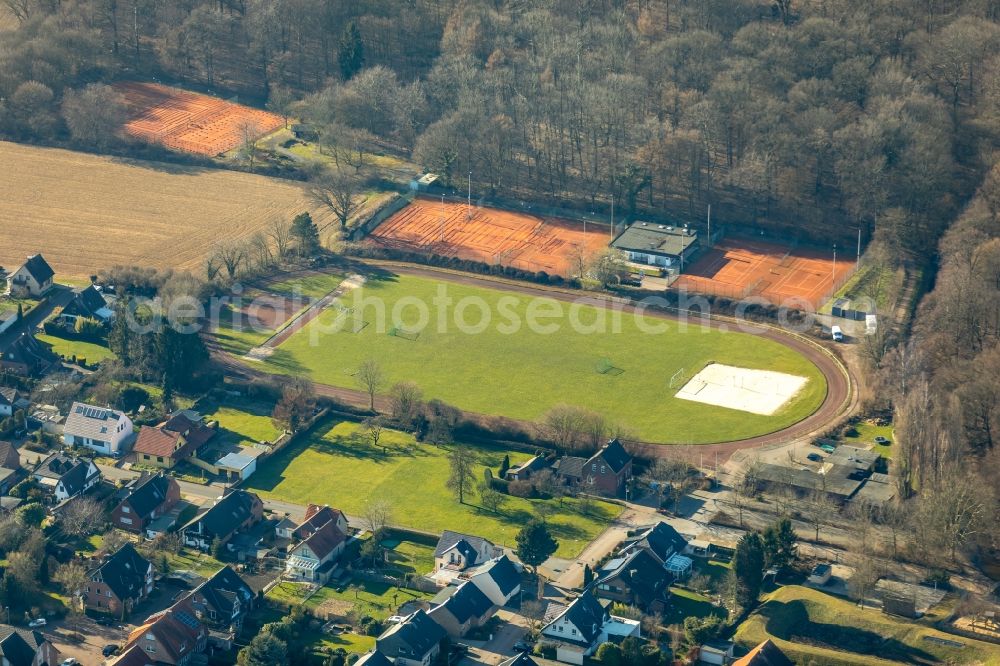 Voerde (Niederrhein) from above - Ensemble of sports grounds on Rotbachwanderweg - Im Kirchbruch in Voerde (Niederrhein) in the state North Rhine-Westphalia, Germany