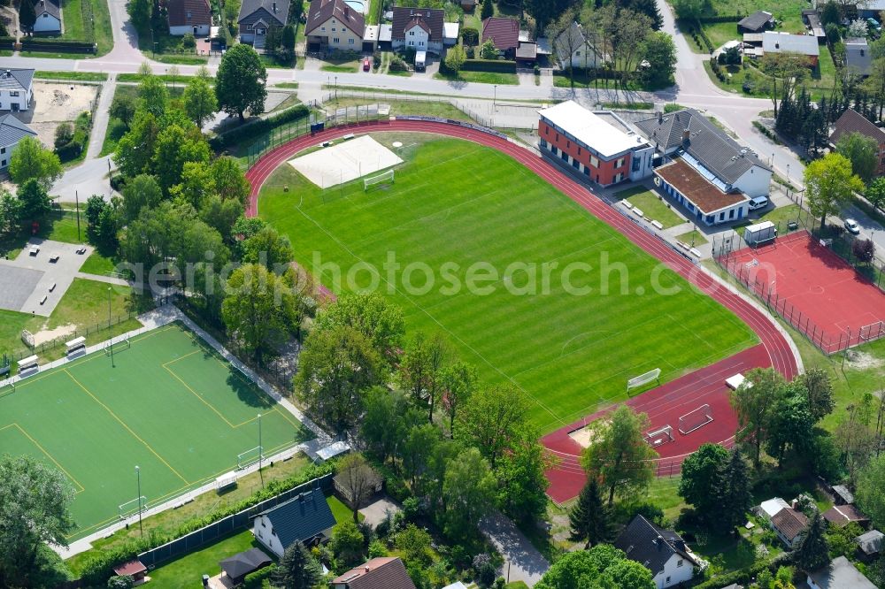 Schönow from above - Ensemble of sports grounds Schoenerlinder Straesse in Schoenow in the state Brandenburg, Germany