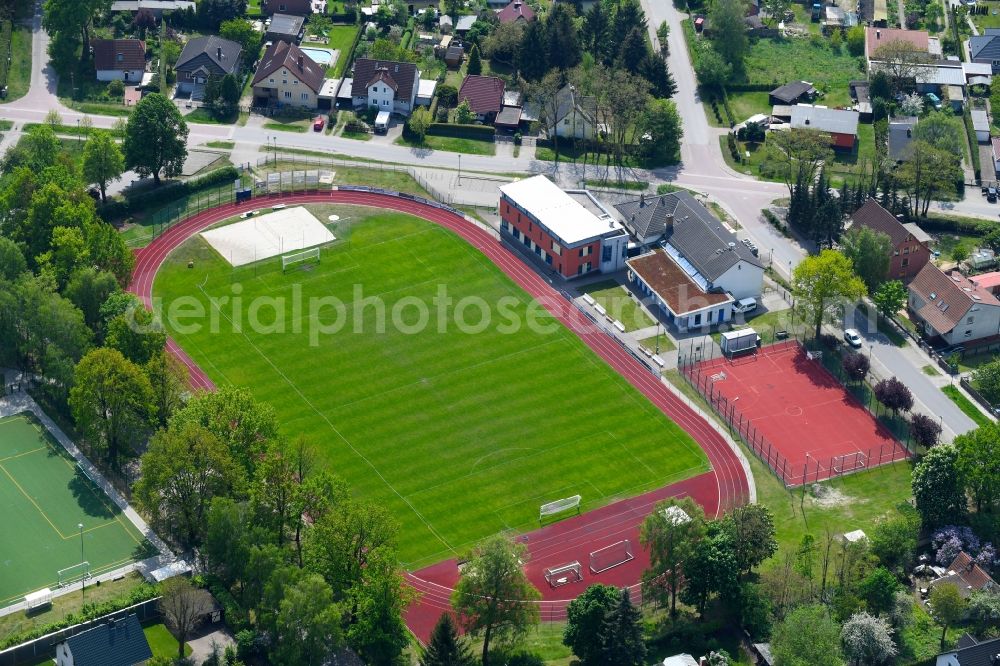 Schönow from the bird's eye view: Ensemble of sports grounds Schoenerlinder Straesse in Schoenow in the state Brandenburg, Germany