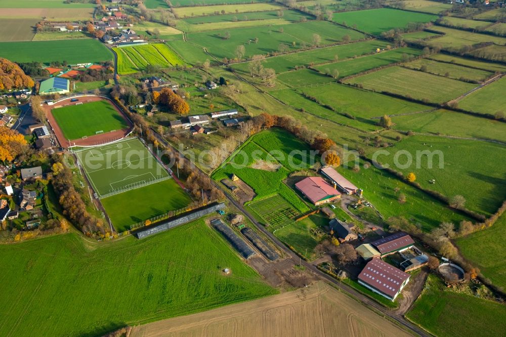 Aerial photograph Voerde (Niederrhein) - Ensemble of sports grounds SV Spellen 1920 e.V. Groelberg in the district Spellen in Voerde (Niederrhein) in the state North Rhine-Westphalia