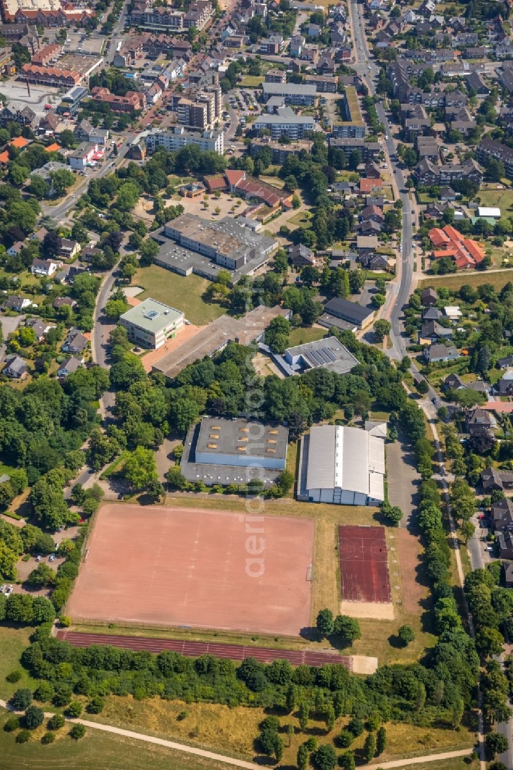 Aerial photograph Voerde (Niederrhein) - Ensemble of sports grounds Sportanlage Schulzentrum Voerde-Sued on Allee in Voerde (Niederrhein) in the state North Rhine-Westphalia, Germany