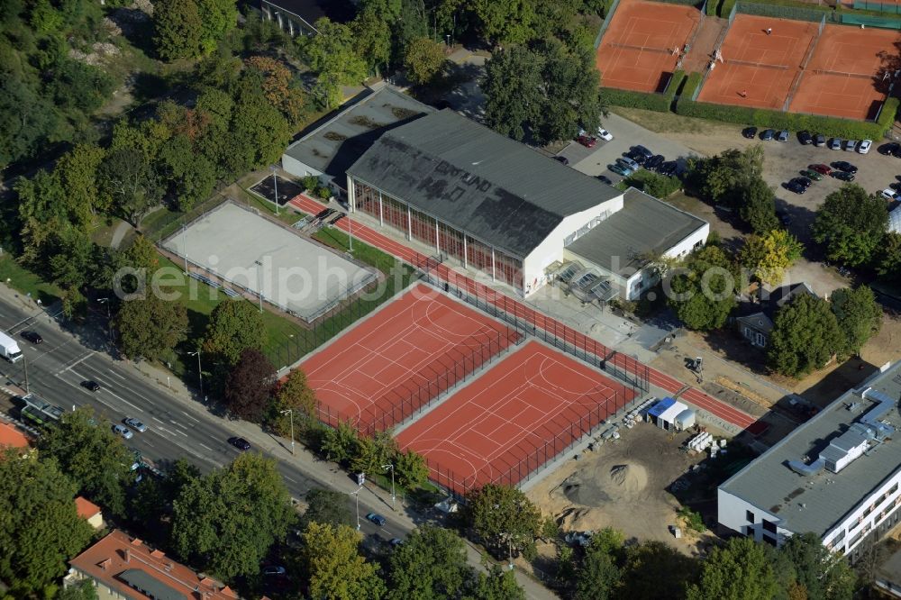 Aerial image Potsdam - Ensemble of sports grounds at the sports hall Heinrich-Mann-Allee in Potsdam in the state of Brandenburg