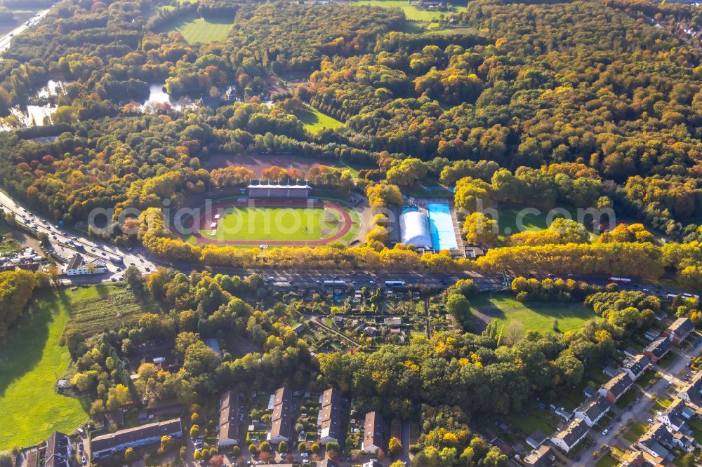 Aerial photograph Gladbeck - Ensemble of sports grounds of Sportstadions Vestische Kampfbahn and dem Freibad Gladbeck in Gladbeck in the state North Rhine-Westphalia, Germany