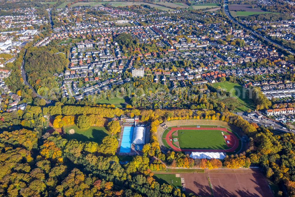 Aerial photograph Gladbeck - Ensemble of sports grounds of Sportstadions Vestische Kampfbahn and dem Freibad Gladbeck in Gladbeck in the state North Rhine-Westphalia, Germany