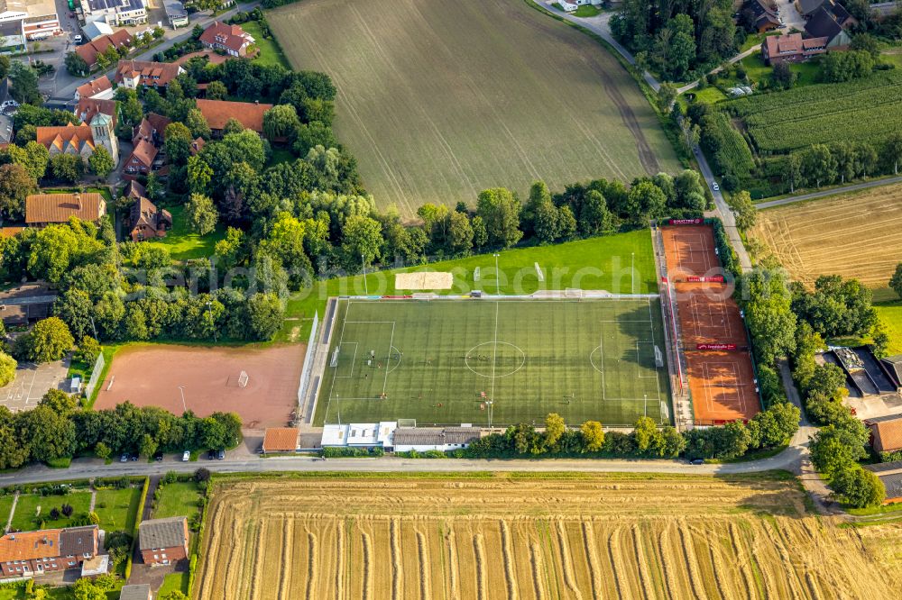 Vellern from the bird's eye view: Ensemble of sports grounds of Sportverein 62 Rot-Weiss Vellern e.V. on street Elsterbergweg in Vellern in the state North Rhine-Westphalia, Germany