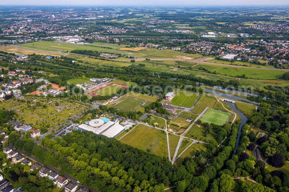 Hamm from the bird's eye view: Ensemble of sports grounds of Sportzentrum Ost on Juergen-Graef-Allee overlooking the construction site of the sewer works on the course of the Datteln-Hamm Canal and the Ahse and a view of the thermal bath Maximare Bad Hamm GmbH in Hamm at Ruhrgebiet in the state North Rhine-Westphalia, Germany