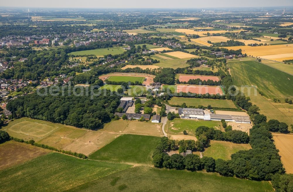 Voerde (Niederrhein) from above - Ensemble of sports grounds of Sportzentrum Voerde and das Gebaeude of Erich Kaestner-Schule along the Roenskenstrasse in Voerde (Niederrhein) in the state North Rhine-Westphalia, Germany