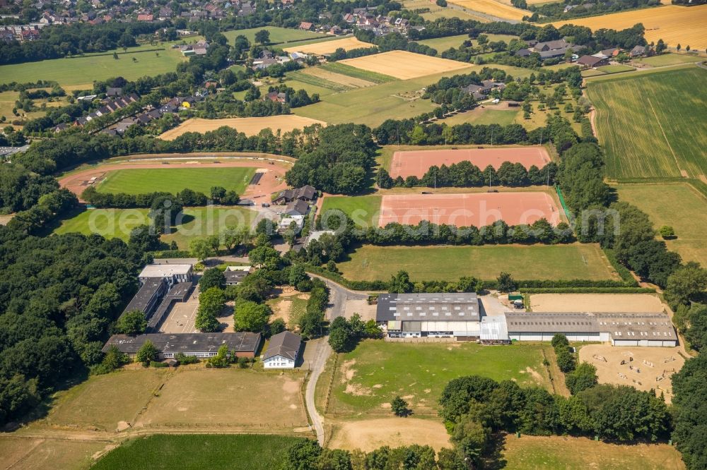 Voerde (Niederrhein) from the bird's eye view: Ensemble of sports grounds of Sportzentrum Voerde and das Gebaeude of Erich Kaestner-Schule along the Roenskenstrasse in Voerde (Niederrhein) in the state North Rhine-Westphalia, Germany