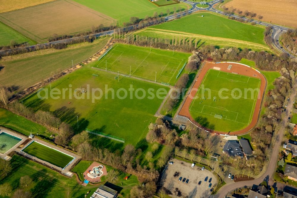 Aerial photograph Rees - Ensemble of sports grounds adjacent to the public pools and on Ebentalstrasse in Rees in the state of North Rhine-Westphalia