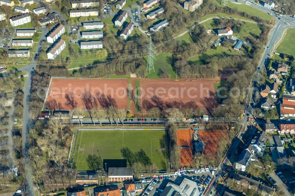 Aerial photograph Dinslaken - Ensemble of sports grounds on Strasse Zum Fischerbusch in Dinslaken in the state North Rhine-Westphalia, Germany