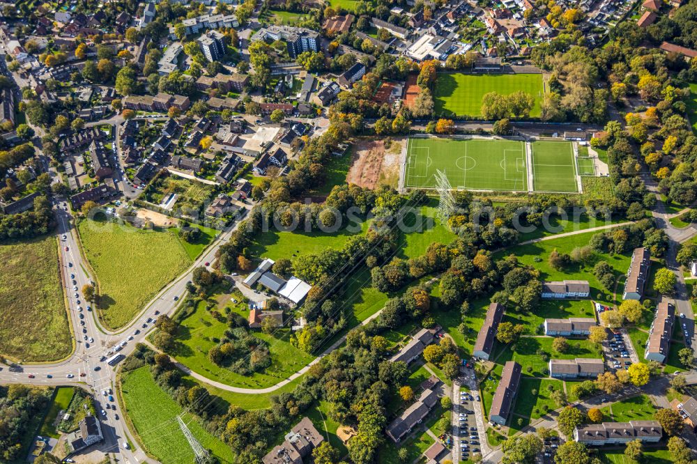 Aerial photograph Dinslaken - Ensemble of sports grounds on Strasse Zum Fischerbusch in Dinslaken in the state North Rhine-Westphalia, Germany