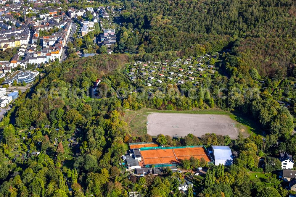 Hagen from the bird's eye view: Ensemble of sports grounds des Tennisclub Gruen-Weiss Haspe e.V. Geschaeftsstelle in Hagen in the state North Rhine-Westphalia, Germany